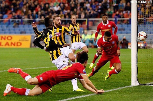 아인트호벤 박지성(맨 앞)이 16일(한국시간) 아른헴 비테세와 28라운드에서 문전 중앙으로 헤딩 패스하며 데파이의 결승골을 돕고 있다. 사진캡처|PSV아인트호벤