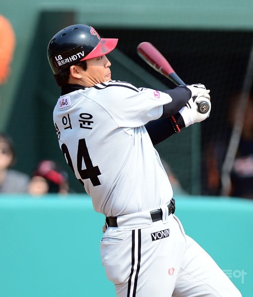 LG 정의윤이 16일 한화와의 대전 시범경기 3회초 1사 1·2루서 한화 선발 유창식을 상대로 좌월 3점홈런을 때려내고 있다. 대전|김민성 기자 marineboy@donga.com 트위터 @bluemarine007