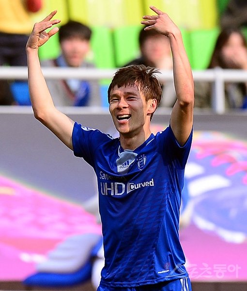 5년 만에 수원 유니폼을 입은 배기종은 상주와 정규리그 2라운드 홈경기에서 2골을 몰아치며 화려한 복귀 신고를 했다. 수원｜김종원 기자 won@donga.com 트위터 @beanjjun