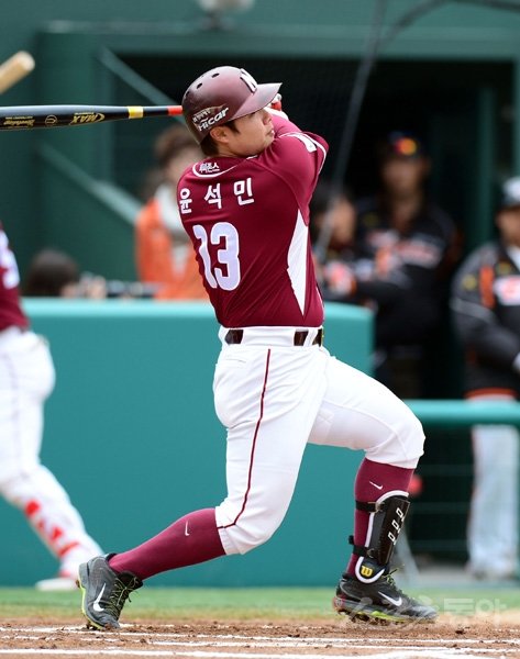 19일 대전 한밭야구장에서 ‘2014 한국야쿠르트 세븐 프로야구’ 한화 이글스와 넥센 히어로즈의 시범경기가 열렸다. 1회초 2사에서 넥센 윤석민이 한화 이동걸을 상대로 우중월 솔로홈런을 쏘아올리고 있다. 대전 | 김민성 기자 marineboy@donga.com 트위터 @bluemarine007