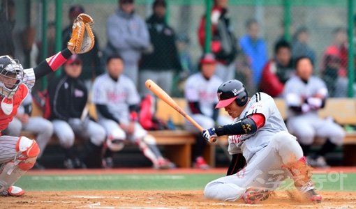 LG 최승준이 19일 김해 상동구장에서 열린 롯데와의 시범경기에서 6회초 상대 투수 송승준의 높은 공에 헬멧을 맞고 넘어지고 있다. 공은 헬멧에 살짝 스쳤지만 올해부터 도입된 ‘직구 헤드샷 시 투수 퇴장’이라는 규칙에 따라 송승준은 퇴장을 당했다. 상동｜박화용 기자 inphoto@donga.com 트위터 @seven7sola