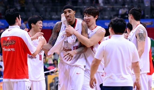 SK의 코트니 심스(왼쪽에서 3번째)와 최부경(왼쪽에서 4번째)이 17일 고양체육관에서 열린 오리온스와의 프로농구 6강 플레이오프 4차전에서 승리를 거둔 뒤 동료들과 함께 기쁨을 나누고 있다. SK는 4강 플레이오프 진출에 성공했다. 고양｜김종원 기자 won@donga.com 트위터 @beanjjun