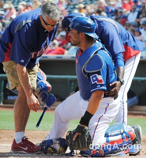 텍사스 포수 지오바니 소토가 24일(한국시간) 열린 샌디에이고와의 시범경기 도중 무릎 통증을 호소하고 있다. 사진 | 애리조나=이상희 동아닷컴 객원기자 sang@Lee22.com