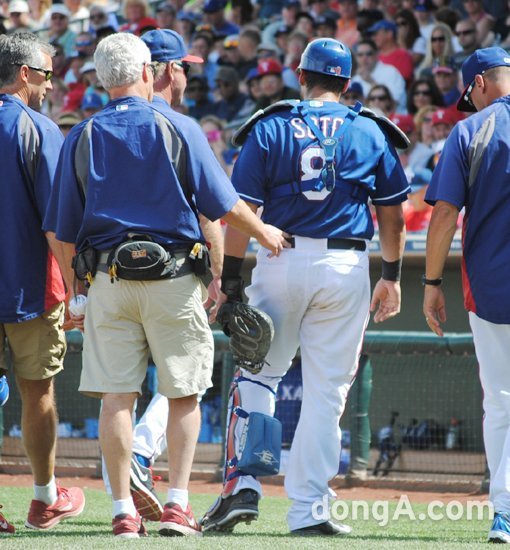 텍사스 포수 지오바니 소토가 24일(한국시간) 열린 샌디에이고와의 시범경기 도중 무릎 통증으로 교체, 경기장을 빠져 나가고 있다. 사진 | 애리조나=이상희 동아닷컴 객원기자 sang@Lee22.com