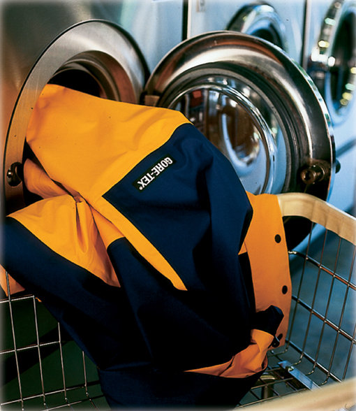 아웃도어 기능성의류 소재의 대명사 고어텍스에 대한 오해 중 하나는 ‘빨면 안 된다’는 것. 결론적으로 말해 고어텍스는 세탁이 가능하다. 올바른 세탁법으로 세탁하고 건조해준다면 고어텍스는 반영구적으로 입을 수 있는 완벽에 가까운 소재다. 사진제공|고어코리아