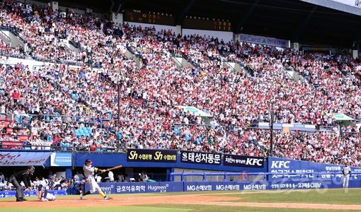 30일 잠실구장에서 열린 LG와 두산의 2014 프로야구 개막 2차전에서 이틀 연속 만원관중이 몰렸다. 올 시즌 관중 목표 700만 명을 향해 심찬 시동을 걸었다. 잠실｜김종원 기자 won@donga.com 트위터 @beanjjun