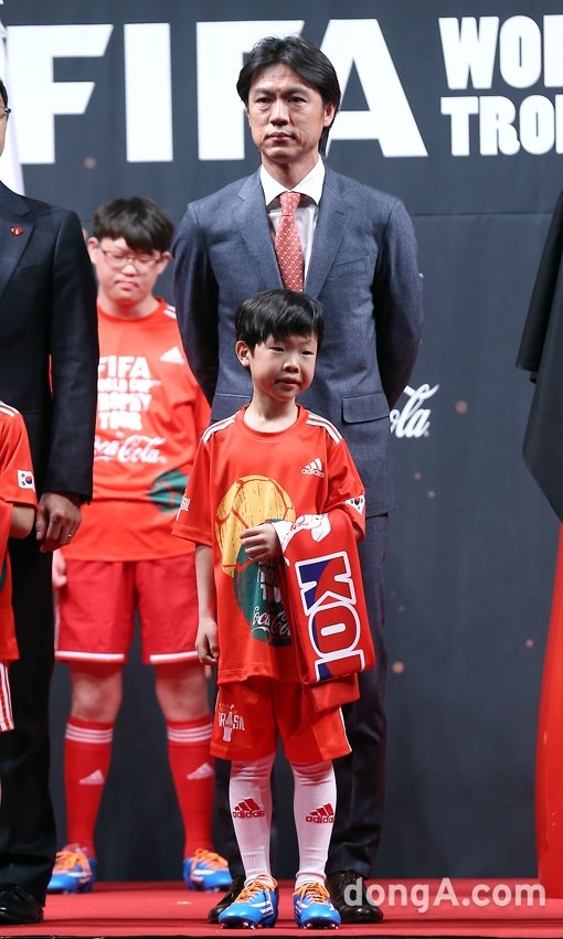 홍명보 축구국가대표팀 감독이 4일 오후 서울 소공동 웨스틴조선호텔에서 열린 FIFA 진품 월드컵 트로피 공개행사에 참석해 기념촬영하고 있다.

동아닷컴 방지영 기자 doruro@donga.com