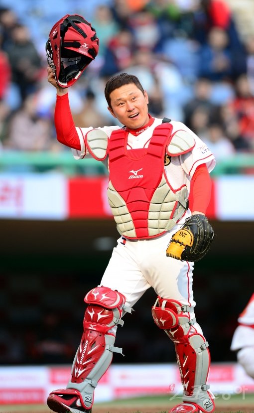 5일 인천 문학야구장에서 \'2014 한국야쿠르트 세븐 프로야구\' SK 와이번스와 한화 이글스의 경기가 열렸다. 경기에 앞서 열린 박경완 은퇴식에 참석한 박경완이 시포를 마친 뒤 팬들에게 인사하고 있다. 문학 | 김민성 기자 marineboy@donga.com 트위터 @bluemarine007