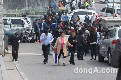 자녀의 안부가 궁금한 학부모의 발길은 더욱 빨라질 수 밖에 없다.