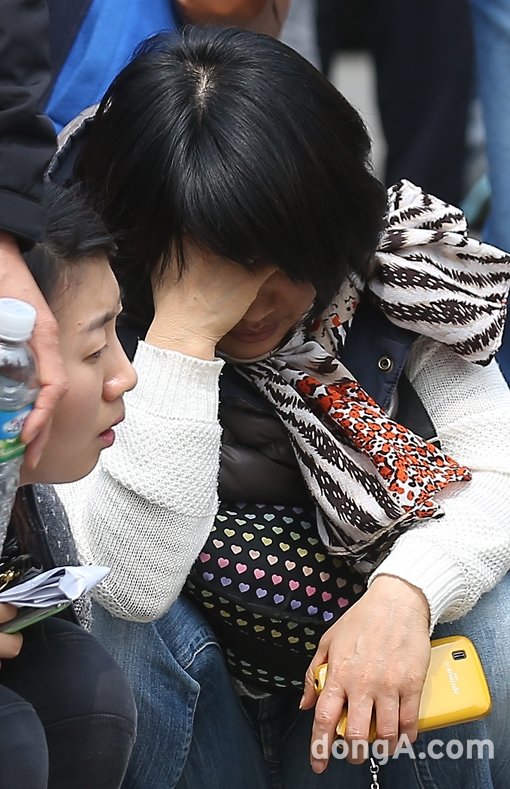 망연자실한 안한단원고등학교 여객선 피해학생 학부모