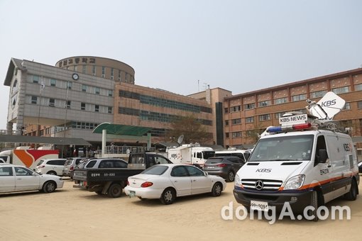 힘껏 뛰놀아야 할 운동장에는 취재진 차량이 가득하다.