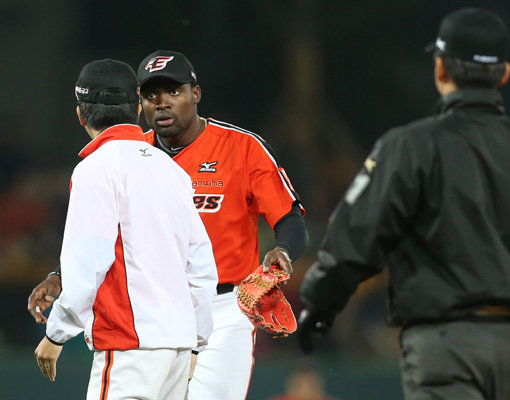 한화 용병 외야수 펠릭스 피에(가운데)가 16일 광주 KIA전 4회말 도중 느닷없이 내야까지 달려와 통역에게 “선발 투수 클레이를 진정시켜 달라”는 뜻을 전달하고 있다. 피에가 보여준 상식 밖의 돌발 행동에 KIA는 물론 한화 김응룡 감독과 선수단까지 당황했다. 사진제공|스포츠코리아