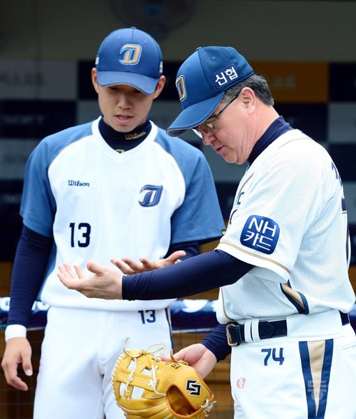 NC 김경문 감독(오른쪽)의 선수 조련법은 사자를 닮았다. 사자처럼 약육강식의 프로 세계에서 살아남을 수 있는 선수로 키운다. 그의 조련법은 NC가 1군 두 번째 시즌인 올해 돌풍을 일으킬 수 있는 밑거름이 됐다. 스포츠동아DB