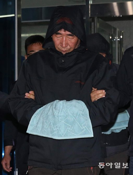 세월호 선장 이준석 씨가 19일 오전 1시경 광주지법 목포지원에서 구속영장실질심사를 마친 뒤 법원을 나서고 있다. 목포=홍진환 기자 jean@donga.com