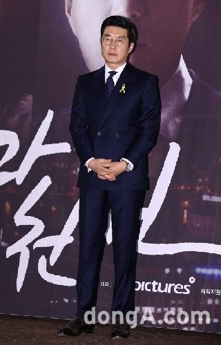 배우 김상중이 29일 오후 서울 강남구 더라빌에서 열린 MBC 새 수목 미니시리즈 ‘개과천선’ 제작발표회에서 포토타임을 하고 있다. 동아닷컴 방지영 기자 doruro@donga.com