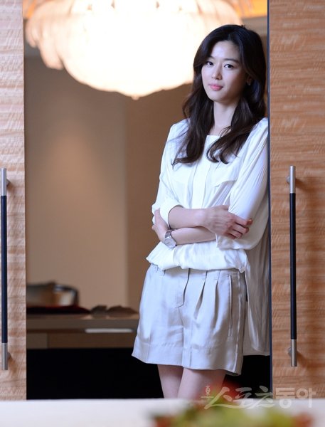 전지현이 어려움에 처한 이웃을 위해 이틀 사이 2억원을 내놓았다. 29일 세월호 피해자를 위해 1억원을 대한적십자사에 기부한 전지현은 이에 앞선 27일 저소득층 어린이 환자를 위해 써달라며 아산사회복지재단에 1억원을 기탁했다. 스포츠동아DB