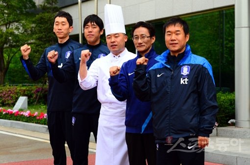 축구대표팀에는 태극전사들의 뒤에서 묵묵히 활동하는 지원스태프가 있다. 이들은 대표선수들이 최상의 경기력을 발휘할 수 있도록 음지에서 물심양면으로 돕고 있다. 왼쪽부터 채봉주 비디오분석관, 차윤석 장비담당관, 김형채 조리장, 신동수 NFC 관리팀장, 황인우 의무팀장. 파주｜박화용 기자 inphoto@donga.com 트위터 @seven7sola