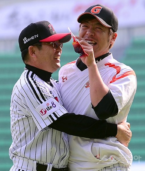 롯데 강민호(오른쪽)가 13일 잠실 LG전에 앞서 LG 새 사령탑이 된 스승 양상문 감독을 반기고 있다. 양 감독도 살가운 제자 강민호를 안으며 반가워했다. 잠실|김종원 기자 won@donga.com 트위터 @hong927