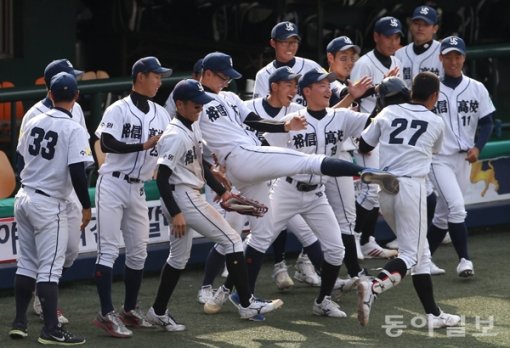 유신고 김태훈(등번호 27번)이 3회 투런홈런을 때린 뒤 더그아웃에서 동료들의 환영을 받고 있다. 목동 | 양회성 동아일보 기자 yohan@donga.com