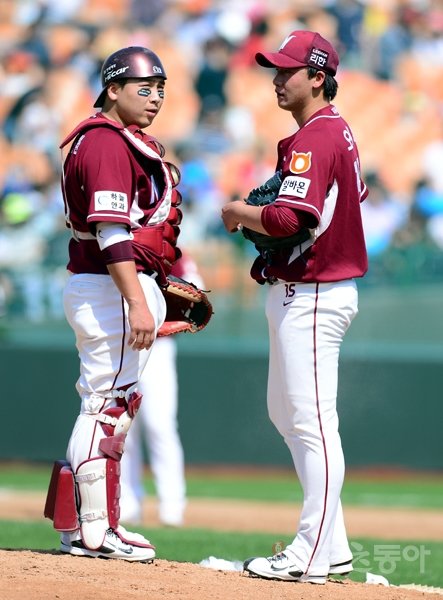 야구는 투수의 경기일까 아니면 포수의 경기일까. 18.44m 거리에서 사인으로 말을 주고받는 배터리를 부부라고 부른다. 오래 산 부부는 말이 없어도 서로를 이해하지만 배터리는 사인의 내용과 타이밍이 중요하다. 18일 사직구장에서 넥센의 포수 허도환(왼쪽)과 투수 오재영이 마운드에서 얘기를 나누고 있다. 사직|김민성 기자 marineboy@donga.com 트위터@bluemarine007