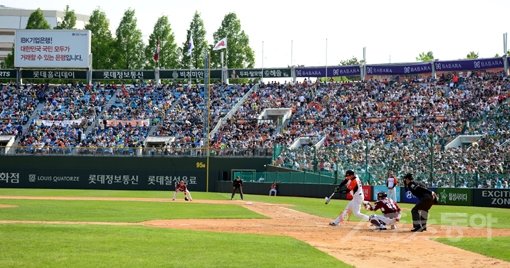 프로야구는 팬들의 사랑을 먹고 산다. 18일 사직구장에서 벌어진 롯데-넥센 경기에도 많은 팬들이 경기장을 찾았다. 이런 팬들의 관심에 힘입어 지난 16일 프로야구 200만 관중을 돌파했다. 사직｜김민성 기자 marineboy@donga.com 트위터@bluemarine007