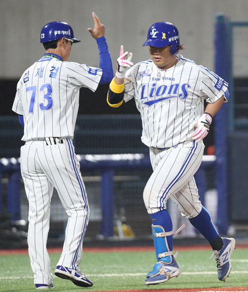 삼성 박석민이 5월 들어 뜨겁게 달아오르고 있다. 20일 포항 롯데전에서 1-0으로 앞선 5회말 승부를 가르는 3점홈런(시즌 9호)을 날린 뒤 김재걸 3루코치의 환영을 받고 있다. 5월에만 7번째 홈런이다. 사진제공｜스포츠코리아