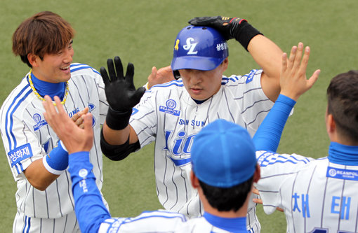 삼성 간판타자 이승엽(38)이 25일 대구 넥센전에서 시즌 8호 홈런을 치고 들어와 동료들에게 축하를 받고 있다. 삼성은 11연승을 질주했다. 이승엽의 홈런 소식에 급성 심근경색으로 삼성서울병원에서 치료 중인 이건희 삼성전자 회장이 잠시 눈을 번쩍 뜬 것으로 전해졌다. 이 회장의 선명한 반응에 이재용 부회장은 삼성 구단 측에 “이렇게 잘 해줘서 정말 고맙다”는 인사를 전했다. 사진제공|스포츠코리아