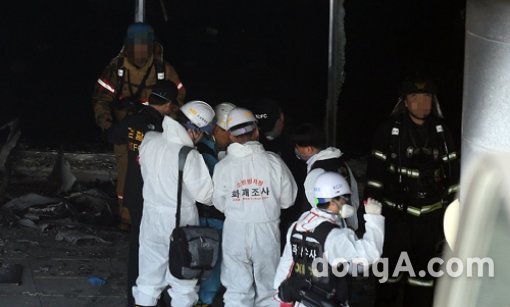 26일 오후 경기 고양시 일산동구 고양종합터미널 화재현장에는 소방대원들이 화재조사를 하고 있다.