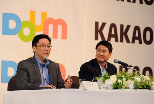 다음커뮤니케이션과 카카오가 합병을 공식화하면서 네이버가 독주 채비를 갖춘 국내 모바일 시장에 새로운 변수로 떠올랐다. 26일 서울 소공동 더 플라자에서 열린 긴급 기자회견에서 합병 배경에 대해 설명하고 있는 최세훈 다음 대표(왼쪽)와 이석우 카카오 대표. 사진제공｜다음커뮤니케이션