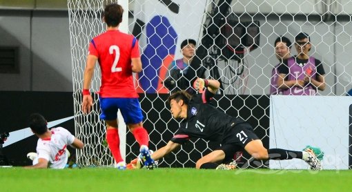 홍명보 감독이 이끄는 브라질 월드컵 축구대표팀이 28일 저녁 서울월드컵경기장에서 튀니지와의 평가전을 열고 월드컵 출정식을 가졌다. 평가전에서 튀니지 다우아디가 전반전 선취골을 터트리고 있다. 상암｜박화용 기자 inphoto@donga.com 트위터 @seven7sola