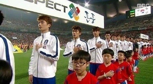 기성용 왼손 경례 논란. 사진출처|방송캡처