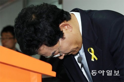 고승덕 서울시교육감 후보가 1일 오후 서울 중구 을지로 선거캠프에서 고개를 숙여 사과하고 있다. 고 후보는 자신의 딸이 페이스북을 통해 “고 씨는 후보 자격이 없다”고 비판한 것에 대해 자신의 부덕의 소치임을 인정하고 시민들에게 해명하는 기자회견을 열었다. 변영욱 기자 cut@donga.com