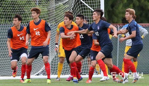 축구대표팀 선수들이 3일(한국시간) 마이애미 세인트 토마스 대학 운동장에서 펼쳐진 팀 훈련에서 세트피스 훈련에 집중하고 있다. 마이애미(미 플로리다주)｜양회성 동아일보 기자 yohan@donga.com