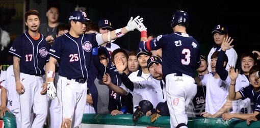 두산 외국인타자 호르헤 칸투(3번)가 8일 목동 넥센전에서 9-8로 역전한 9회 2사 3루에서 승부의 쐐기를 박는 좌월 2점홈런을 날린 뒤, 덕아웃에서 동료들과 손뼉을 마주치고 있다. 목동|김종원 기자 won@donga.com 트위터 @beanjjun