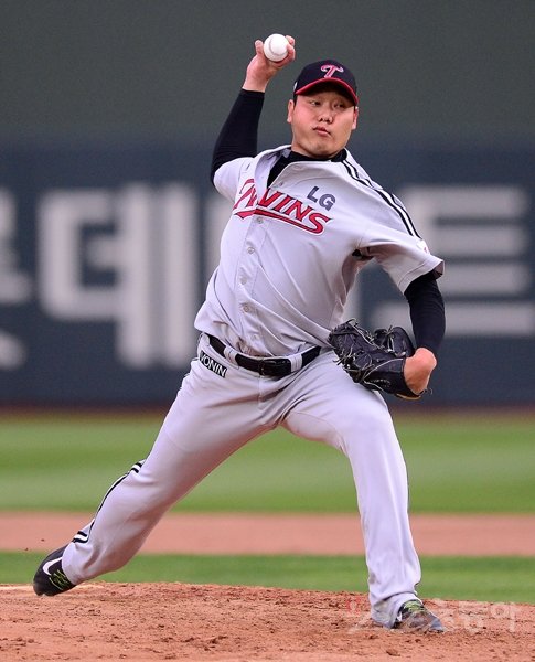 10일 부산 사직야구장에서 열린 2014 한국야쿠르트 세븐 프로야구 롯데자이언츠 대 LG트윈스 경기에 선발 등판한 LG 류제국이 역투하고 있다. 사직｜김종원기자 won@donga.com 트위터@beanjjun