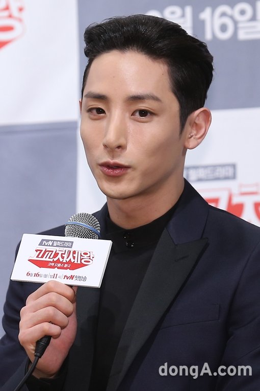 배우 이수혁이 11일 오후 서울 강남구 임피리얼팰리스호텔에서 열린 케이블채널 tvN ‘고교처세왕’ 제작발표회에서 취재진의 질문에 답하고 있다.동아닷컴 방지영 기자 doruro@donga.com