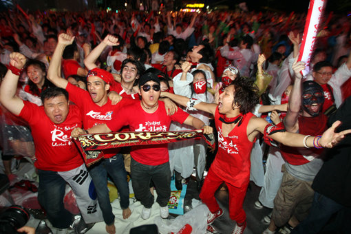 월드컵 응원은 태극전사에겐 힘을 실어줄 수 있지만 몸에는 독이 될 수 있다. 구호에 맞춰 번쩍번쩍 팔을 들어올리다 어깨에 심한 통증을 느낀다면 어깨충돌증후군을 의심하고 즉시 병원을 찾아야 한다. 스포츠동아DB