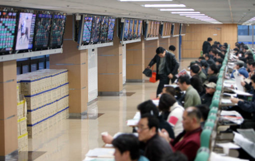 렛츠런 CCC는 경마장에 가지 않고도 경마를 즐길 수 있는 시설이다. 한국마사회는 신입사원들을 투입해 렛츠런 CCC의 고객 서비스 점검에 나섰다. 사진제공｜한국마사회