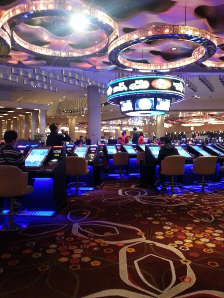 영화 ‘도둑들’에서 전지현이 줄 하나에 의지해 벽면을 오르는 공중신을 찍어 유명해진 코타이 스트립의 COD(City Of Dream) 카지노. 스탠리 호의 아들 로렌스 호가 샌즈의 베네시안 리조트에 대항하기 위해 세운 복합리조트다. 사진제공｜네이버 블로그 Exclusively for THAI & JAPAN