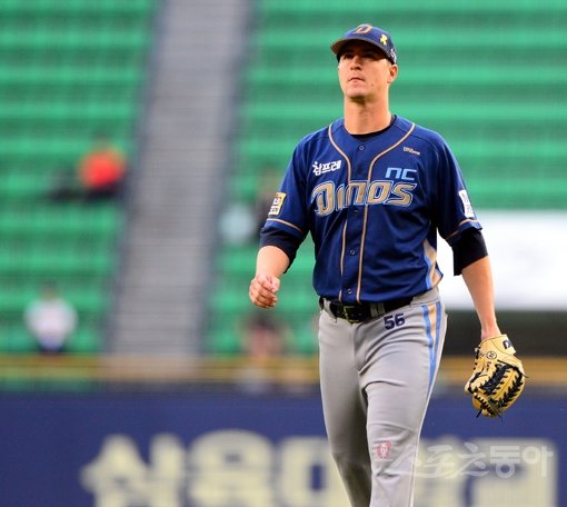 12일 저녁 서울 잠실야구장에서 열린 프로야구 두산과 NC의 경기에서 NC 선발 투수 웨버가 허리통증으로 1회말 두산 선두 타자 민병헌을 볼넷으로 진루 시킨 후 마운드를 내려오고 있다. 잠실｜박화용 기자 inphoto@donga.com 트위터 @seven7sola