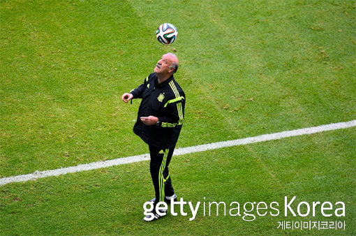 비센테 델 보스케(64) 스페인 축구대표팀 감독이 13일(이하 한국시간) 네덜란드와의 경기를 앞두고 가진 훈련 도중 헤딩 묘기를 선보이고 있다. .사진= ⓒGettyimages멀티비츠