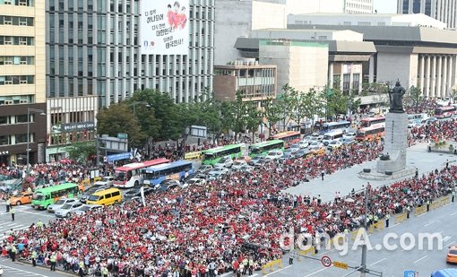 시민들이 18일 오전 서울 세종로 특설무대에서 진행된 '2014 브라질 월드컵 거리응원전'에서 응원을 펼치고 있다.