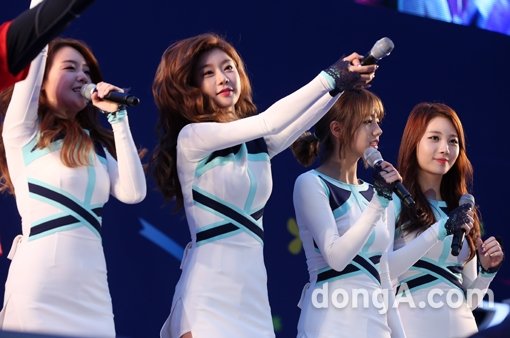 걸그룹 걸스데이가 18일 오전 서울 강남구 코엑스 영동대로에서 열린 SBS 2014 브라질 월드컵 거리응원전 '즐겨라 대한민국' 공개방송에서 태극전사들에게 응원 메시지를 보내고 있다.