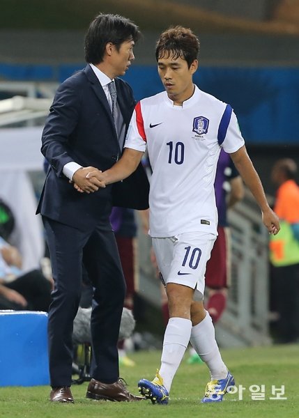 2014브라질 월드컵 대한민국과 러시아의 H조 첫 경기가 열린 18일 오전(한국 시간) 브라질 쿠이아바 아레나 판타넬 경기장. 후반 박주영이 교체되며 홍명보 감독의 손을 잡고 있다. 양회성 동아일보 기자 yohan@donga.com
