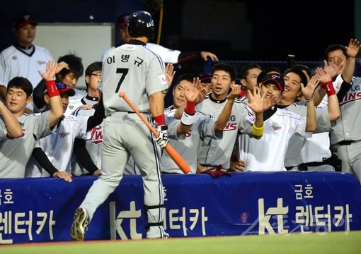 19일 서울 잠실야구장에서 ‘2014 한국야쿠르트 세븐 프로야구’ 두산 베어스와 LG 트윈스의 경기가 열렸다. 4회초 무사에서 LG 이병규(7)가 두산 선발 이재우를 상대로 우월 솔로홈런을 쏘아올린 뒤 동료들의 환영을 받고 있다. 잠실｜김민성 기자 marineboy@donga.com 트위터 @bluemarine007