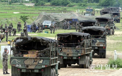 동부전선 일반전방소초(GOP)에서 총기를 난사한 임모 병장이 22일 탈영 후 군과 총격전까지 벌이면서 국민들은 충격과 불안에 빠졌다. 임 병장을 검거하기 위해 중무장한 병력들이 강원 고성군으로 집결하고 있다. 고성=홍진환 기자 jean@donga.com