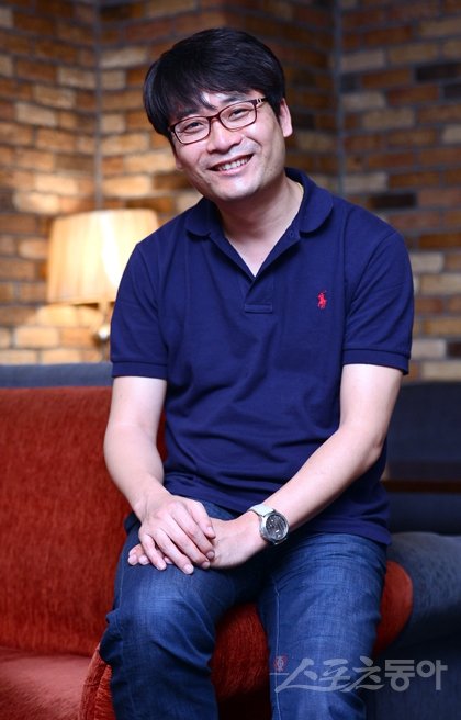 드라마에서 대본은 건축의 설계도에 비유된다. ‘정도전’의 정밀하면서도 안정된 설계도는 신인 정현민 작가의 손끝에서 탄생했다. 김종원 기자 won@donga.com 트위터@beanjjun