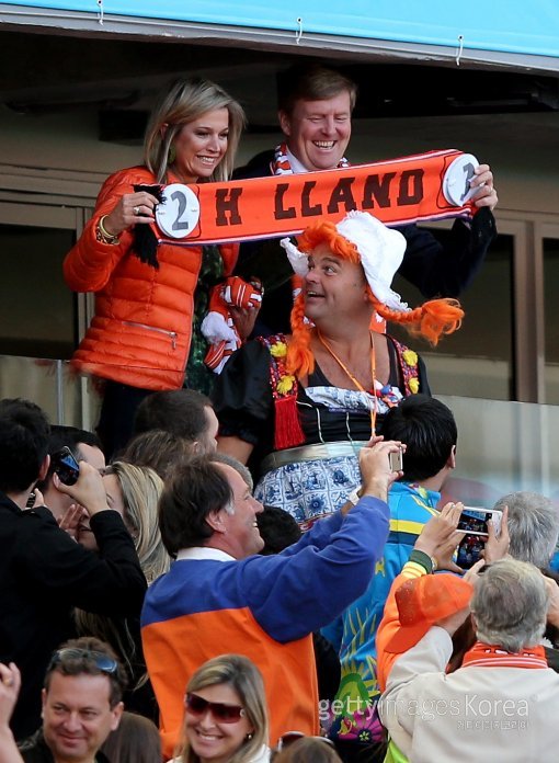 빌럼 알렉산더르 네덜란드 국왕과 막시마 왕비가 지난달 19일(한국시간) 네덜란드와 호주의 2014 브라질 월드컵 B조 예선 2차전이 열린 브라질 포르투 알레그리의 에스타디오 베이라-리오 경기장을 찾아 네덜란드 대표팀을 응원하고 있다. 사진= ⓒGettyimages멀티비츠