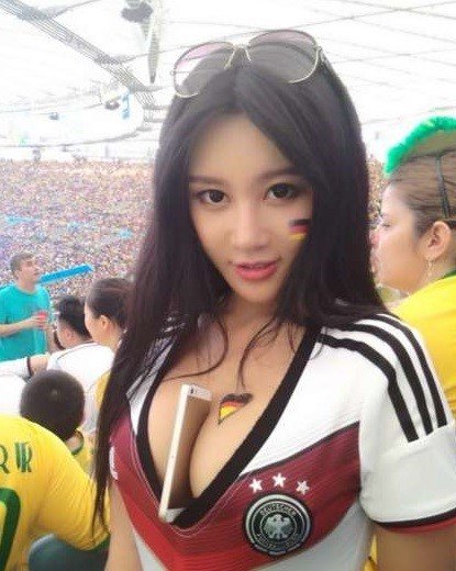 브라질 독일 G컵 응원녀 판링, 아이폰을 '가슴폰'으로 만들어…경악｜스포츠동아