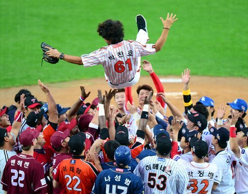 박찬호(41·위)가 18일 광주-기아챔피언스필드에서 열린 2014 올스타전에서 20개월간 미뤄왔던 은퇴식을 가졌다. 동료 후배선수들은 다함께 박찬호를 헹가래를 하며 전설의 은퇴를 축하했다. 광주｜김민성 기자 marineboy@donga.com 트위터 @bluemarine007